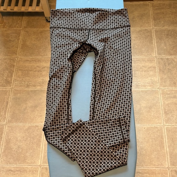 Lululemon Size 8 Wunder Unders - Picture 11 of 11